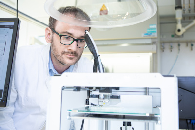 Mark Schröder in the 3D printing laboratory of the Institute for Active Polymers.